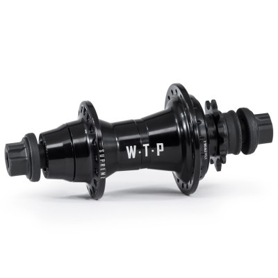 Cubo de bicicleta preto metálico com inscrições brancas sobre fundo branco.