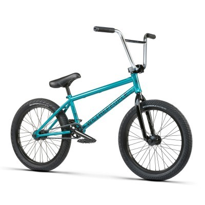 Bicicleta BMX azul turquesa com pneus pretos e guiador cromado