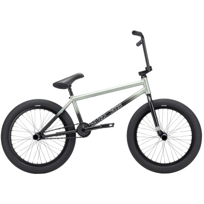 Bicicleta BMX prateada com pneus pretos