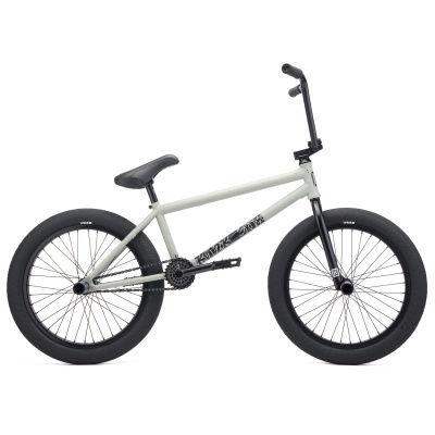 Bicicleta BMX cinza claro com pneus pretos grossos e guiador preto