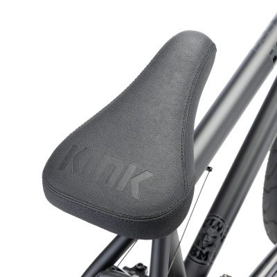 Selim de bicicleta BMX cinza escuro com marca kinks em relevo no quadro cinza