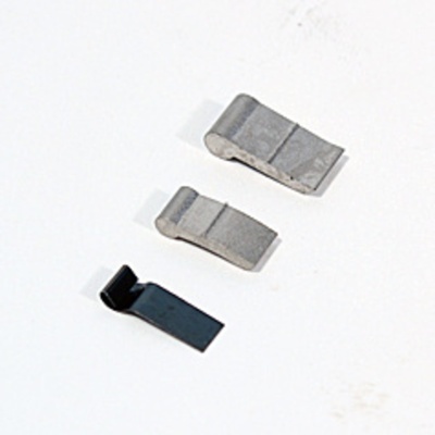 Três molas metálicas pequenas em cinzento prateado e preto sobre fundo branco