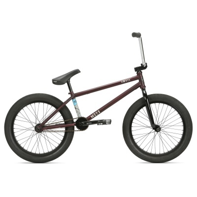 Bicicleta BMX castanha com guiador prateado e pneus pretos