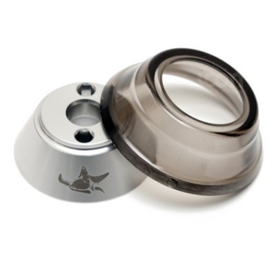 Conjunto de peças circulares em metal prateado e plástico translúcido cinzento