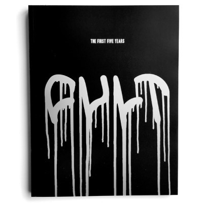 Livro capa preta com texto branco e tinta branca a escorrer