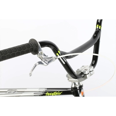 Guiador de bicicleta preto com punho em borracha preta texturada e manete de travão prateada