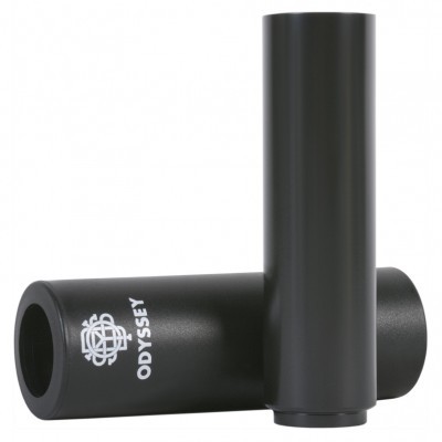Dois tubos pretos lisos com a palavra ODYSSEY e um símbolo branco