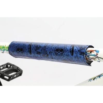 Espuma protectora azul com desenhos preto e guiador de bicicleta branco