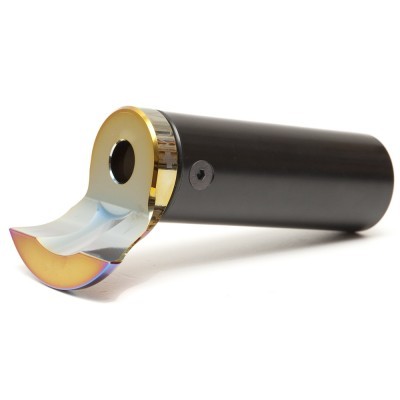 Ferramenta metálica preta com superfície refletora dourada e azul