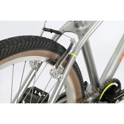 Roda traseira de bicicleta com pneu preto, aro prateado e travão V-brake.