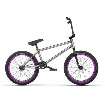Bicicleta BMX prata com aros roxos e fundo branco