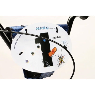 Placa frontal branca de bicicleta HARO com ilustrações e texto, fixada em guiador preto com fita azul.