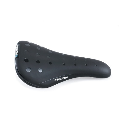 Selim de bicicleta negro com orifícios circulares e marca FUSION