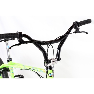 Guiador preto de bicicleta BMX com punhos texturizados e parte do quadro verde com detalhes coloridos.