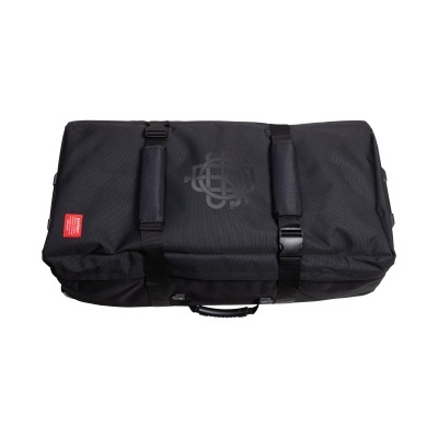 Mala de viagem preta com alças e etiqueta vermelha com texto