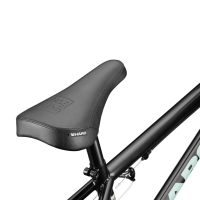 Selim preto de bicicleta com textura lisa e etiqueta HARO