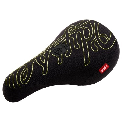 Selim de bicicleta preto com bordados amarelos e etiqueta ODSY