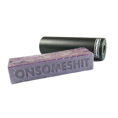 Bloco roxo de cera e rolo preto com etiquetas ONSOMESHIT