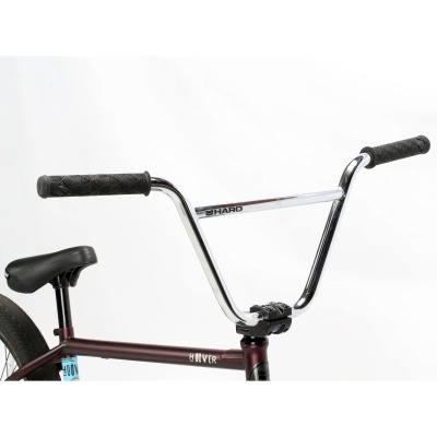 Bicicleta BMX com guiador cromado e quadro castanho