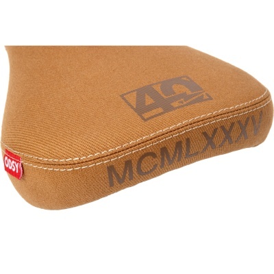 Cabeça de sela de bicicleta castanha com etiquetas e números romanos