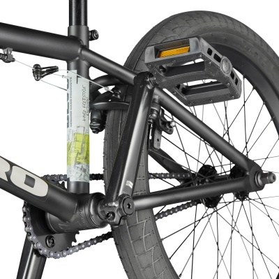 Bicicleta preta com pedal preto e adesivo no quadro com texto HARD FREESTYLE DIVISION