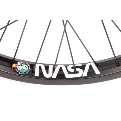 Aro de bicicleta preto com logotipos NASA e NASA ICE STREET