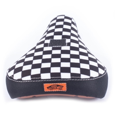 Parte superior de ténis quadriculada preto e branco com etiquetas VANS e CULT