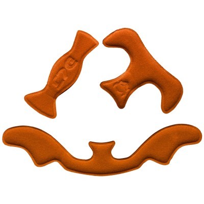 Três almofadas decorativas laranja com formas abstratas em tecido.