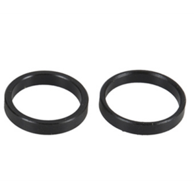 Dois anéis pretos lisos colocados lado a lado sobre fundo branco