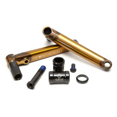 Peças douradas e pretas de bicicleta sobre fundo branco