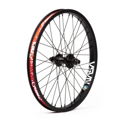 Roda de bicicleta preta com texto NASA no aro