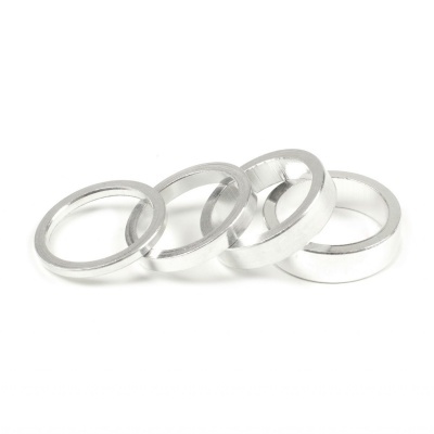 quatro anéis metálicos prateados de diferentes tamanhos