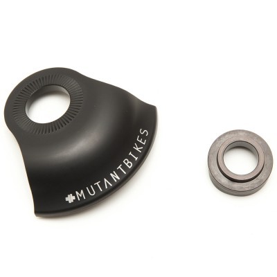 Peça de bicicleta preta com texto MUTANTBIKES e rolamento metálico