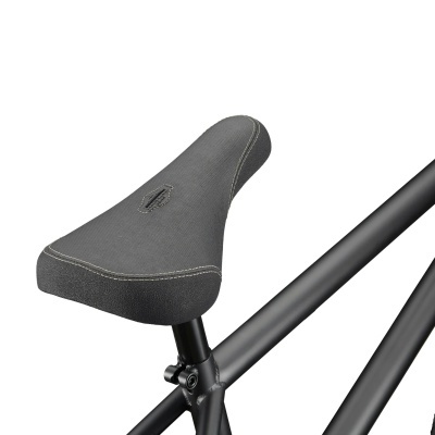Selim de bicicleta preto com costuras claras e textura de tecido