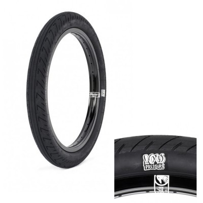 Pneu de bicicleta preto com etiqueta LOW PRESSURE montado numa roda preta