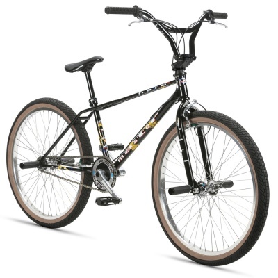 Bicicleta BMX preta com pneus castanhos e texto GT na estrutura