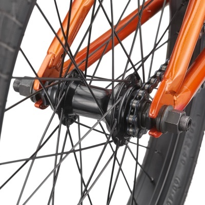 Roda traseira de bicicleta com aro preto, raios pretos e quadro laranja