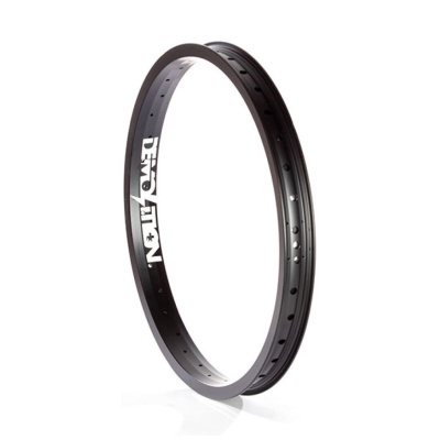 Aro de bicicleta preto com inscrição DETONATOR em fundo branco