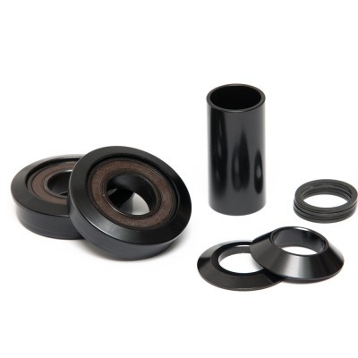 Conjunto de rolamentos e espaçadores metálicos pretos sobre fundo branco