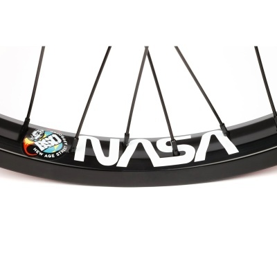 Roda de bicicleta preta com texto NASA em branco e autocolante colorido