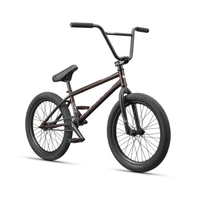 Bicicleta BMX castanha escura com guiador preto e pneus pretos