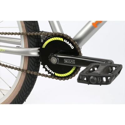 Pedal e corrente de bicicleta cinza com proteção preta e amarelo