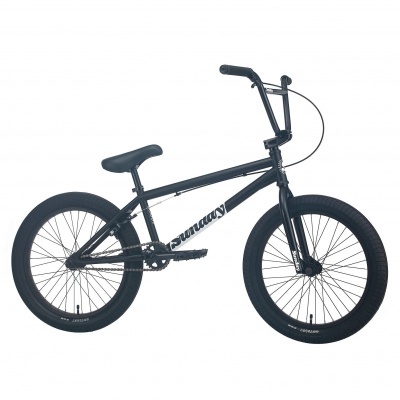 Bicicleta BMX preta com quadro e pneus espessos