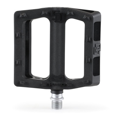 Pedal de bicicleta preto com eixo metálico