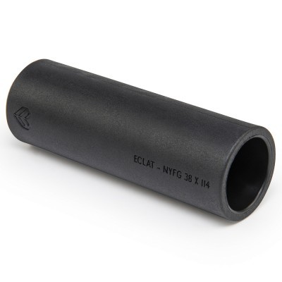 Cilindro preto de material plástico ou borracha com inscrições ECLAT - NYFG 38 X 114