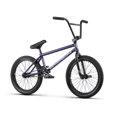 Bicicleta BMX roxa e preta isolada sobre fundo branco
