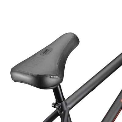 Selim de bicicleta preto com etiqueta HARO e inscrições em relevo