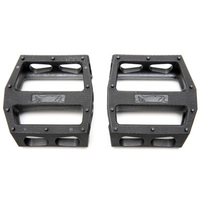 Par de pedais de bicicleta pretos em plástico com textura antiderrapante