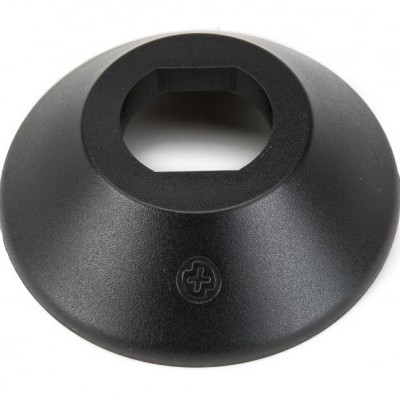 Disco preto plástico circular cónico com furo quadrangular e símbolo de mais gravado