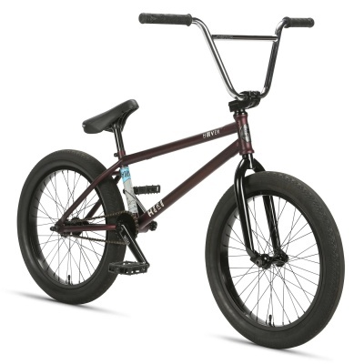 Bicicleta BMX vermelha escura com pneus pretos e guiador cromado